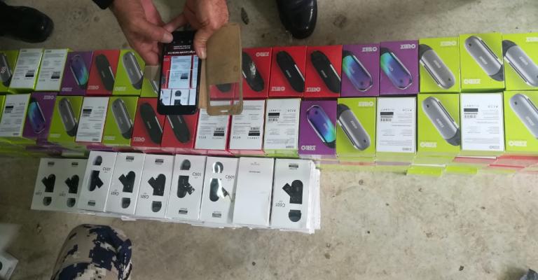 «الجمارك» تحبط تهريب 312 سيجارة الكترونية (صور)