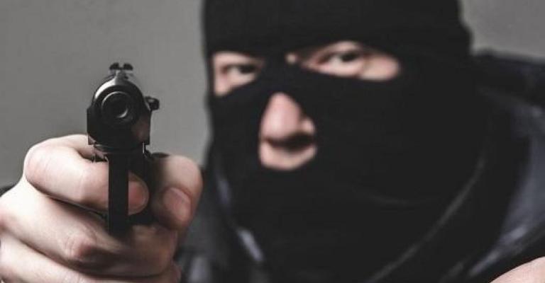 سلب مبلغ 54 الف دينار تحت تهديد السلاح من موظف شركة ألبان في عمان سلب مبلغ 54 الف دينار تحت تهديد السلاح من موظف شركة ألبان في عمان