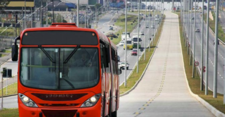 الشواربة يعد بتشغيل 135 حافلة نقل عام في حزيران الشواربة يعد بتشغيل 135 حافلة نقل عام في حزيران