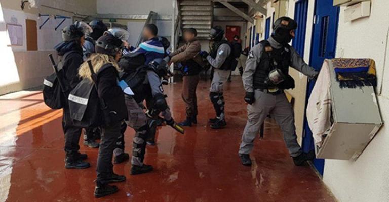 أسرى فلسطينيون يشرعون بإضراب عن الطعام وتوقعات بتوسعه