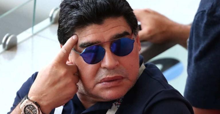 مارادونا يعلن نيته الرحيل عن فريقه بسبب التحكيم مارادونا يعلن نيته الرحيل عن فريقه بسبب التحكيم