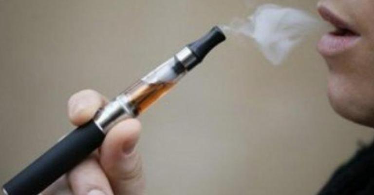 "المستهلك" ترفض توجه الحكومة لـ "قوننة" السجائر الإلكترونية