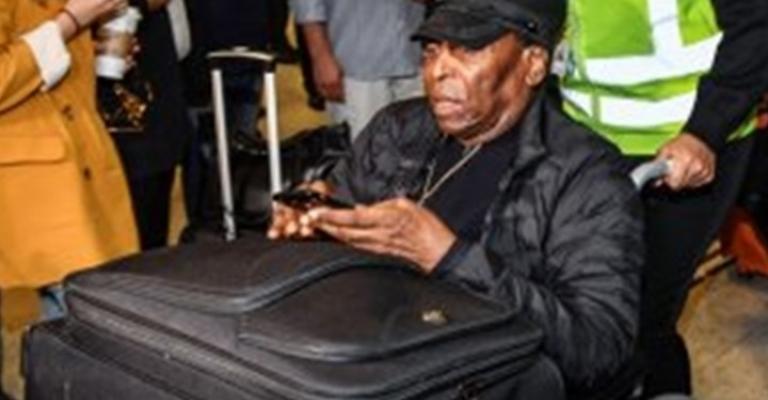 بيليه يغادر مستشفى باريس على كرسي متحرك بيليه يغادر مستشفى باريس على كرسي متحرك