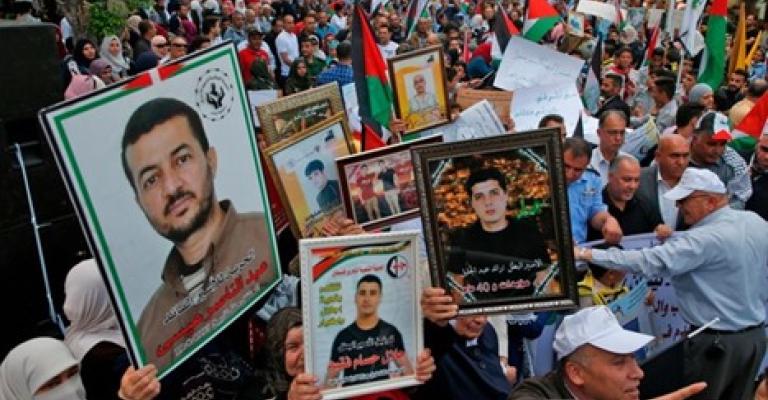 الأسرى المضربون يتوصلون لاتفاق مع إدارة سجون الاحتلال الأسرى المضربون يتوصلون لاتفاق مع إدارة سجون الاحتلال