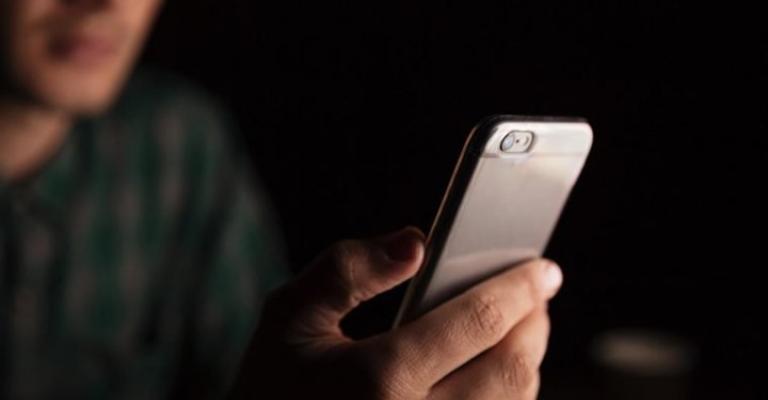 انتبه من هذه العادات... تحدّ من عمر هاتفك