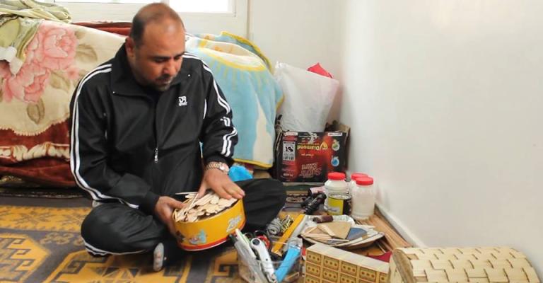 أبازيد فنان سوري يعيد استخدام الكرتون وأعواد الخشب لمجسمات فنية!