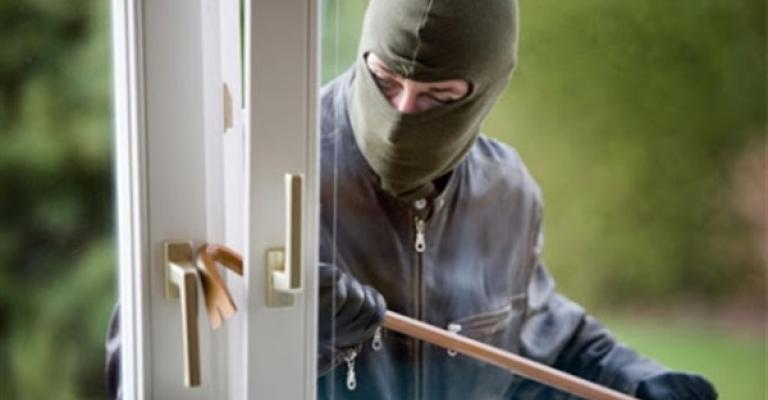 القبض على شخص قام بسرقة 160 الف دينار ومصاغ ذهبية في مادبا