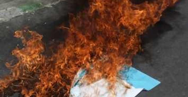 كركيون يحرقون العلم الإسرائيلي ويدينون تكريم رئيس البلدية لسياح إسرائيليين