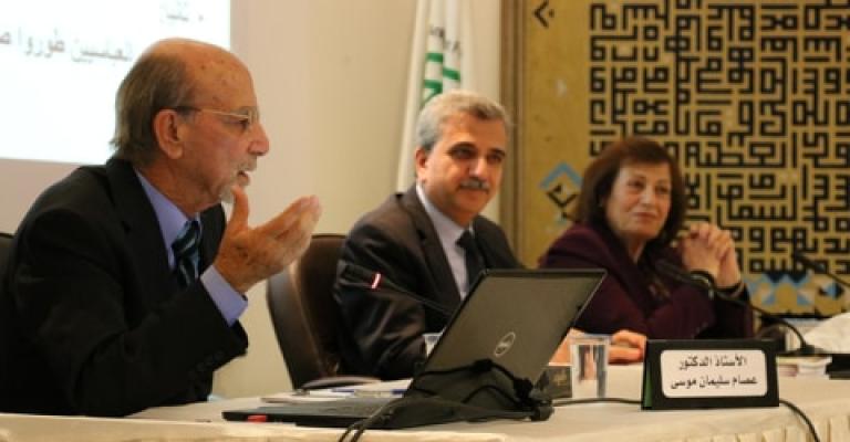 منتدون يناقشون الدعوة إلى إعادة كتابة التاريخ العربي في ضوء نظريات الاتصال الحديثة منتدون يناقشون الدعوة إلى إعادة كتابة التاريخ العربي في ضوء نظريات الاتصال الحديثة