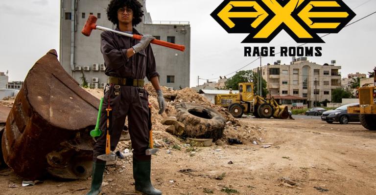 أردنيّون ينفّسون عن غضبهم في غرفة التحطيم