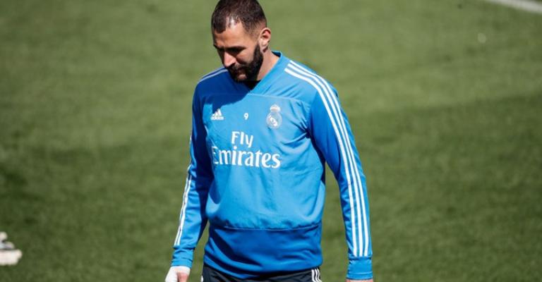 بنزيما يذرف دموعه عند رؤيته صورة طفليه (شاهد)