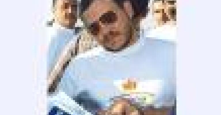الملك يتبرع بنفقات 23 شاشة عرض لمتابة كأس العالم