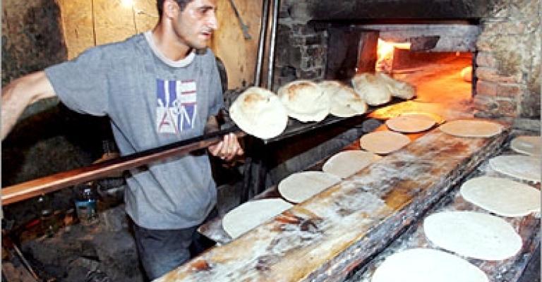 تجار الانتخابات يشترون الخبز تحضيرا لحملاتهم