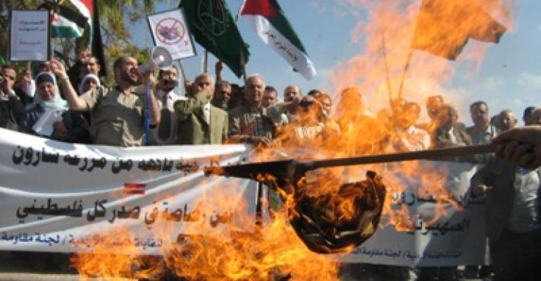 النقابات تعتصم احتجاجا على استيراد فواكة من اسرائيل النقابات تعتصم احتجاجا على استيراد فواكة من اسرائيل