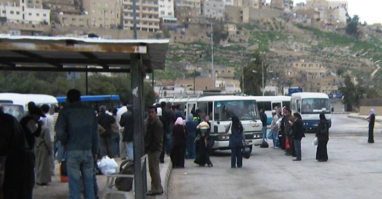 أزمة المواصلات تزيد معاناة طلبة دير علا