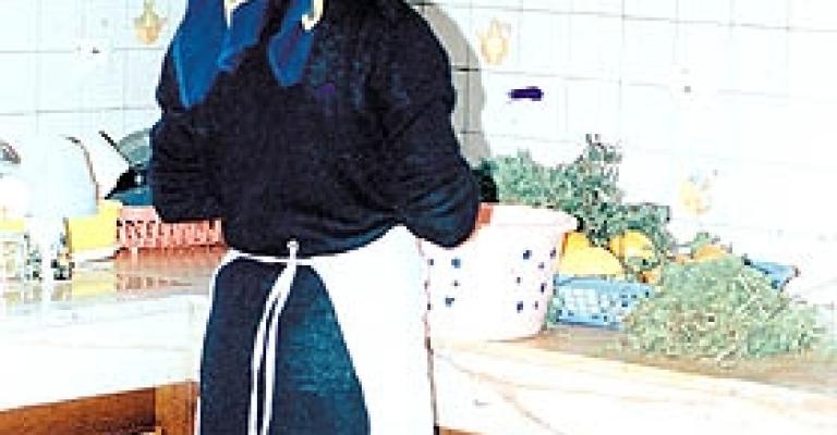 مصانع تستقطب عاملات منازل لتشغيلهن لديها