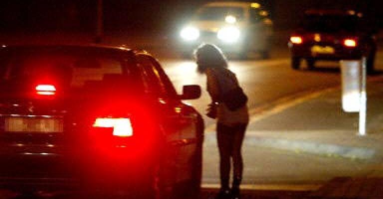 القبض على فتاتين بتهمة الدعارة