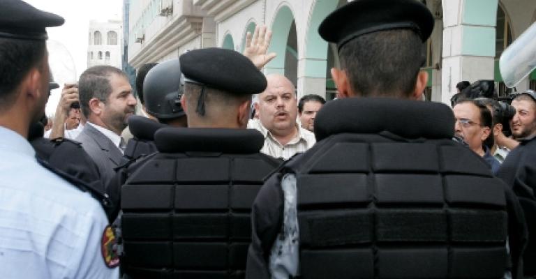 وزير الداخلية يعد بلجنة تحقيق في قضية ضرب النقباء وزير الداخلية يعد بلجنة تحقيق في قضية ضرب النقباء