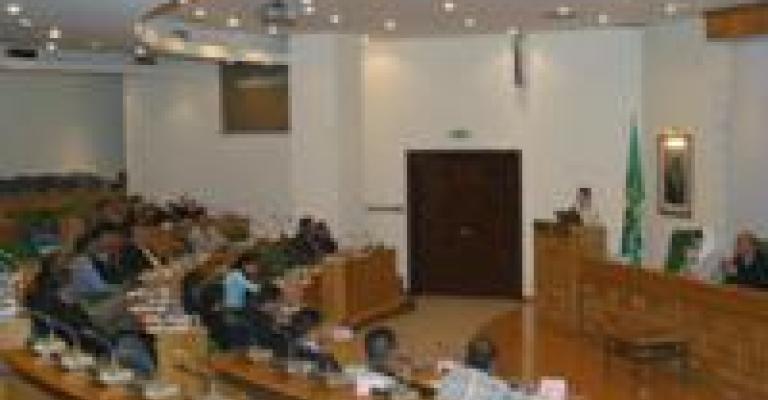 عضو الأمانة المفلح تطالب باستيفاء عوائد التنظيم من شركة المعبر