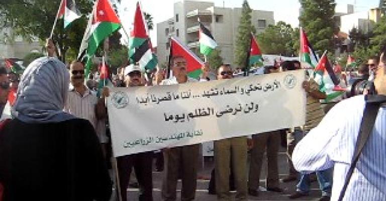 في اعتصام امام رئاسة الوزراء..النقابات الخمس تلوح بالمزيد من التصعيد..(فيديو)