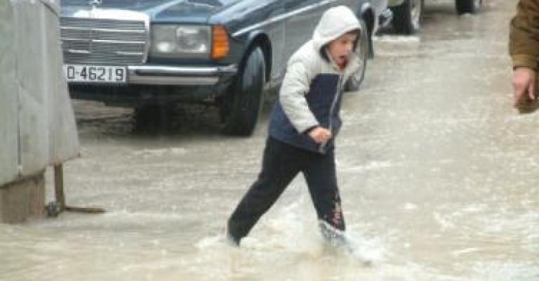 غزارة الأمطار تتسبب في تأخر عملية تصريف مياه الأمطار...(فيديو)