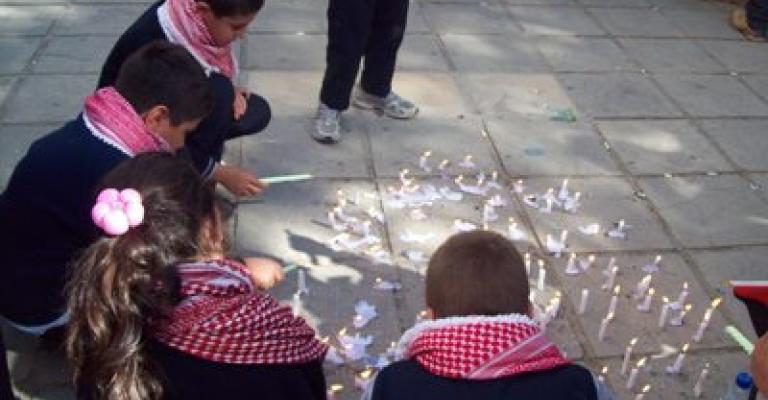 طلاب الجامعة الأردنية يحيون الذكرى الرابعة لتفجيرات عمان بالشموع..(فيديو)