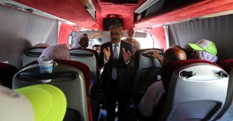 اشتية يتفقد تسيير قوافل الحجاج