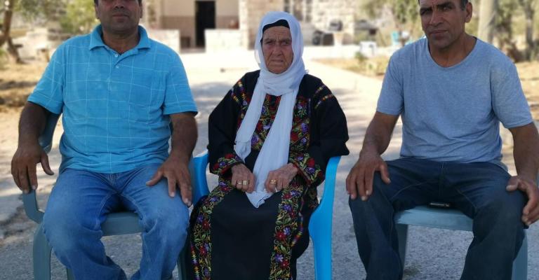 الجدة مفتية طليب في قرية بيت عور والي يمينها خال راشدة بسام والى اليسار احمد. تصوير فارس مالك/تلقزيون وطن 