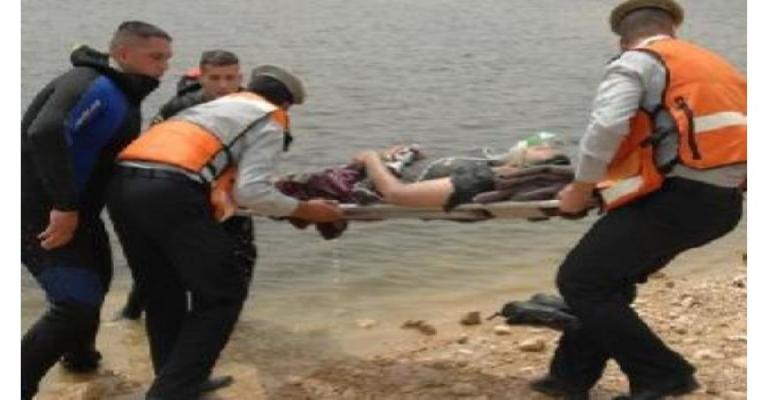 إنقاذ شخصين سحبهما موج البحر الميت