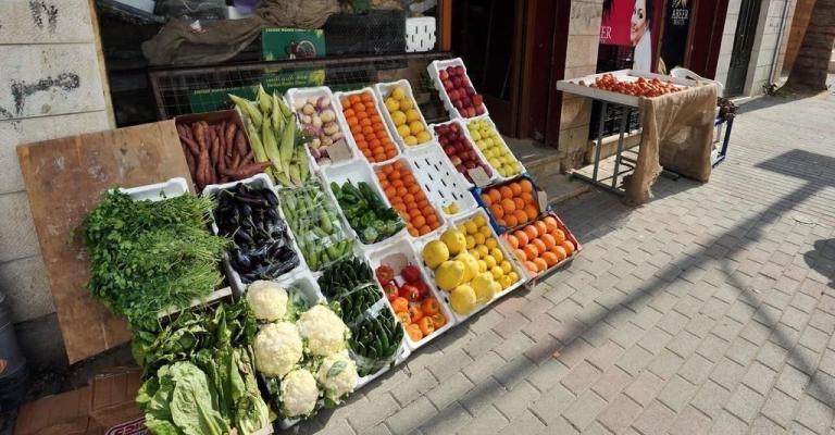 توريد 1900 طن من الخضار والفواكه إلى السوق الخميس توريد 1900 طن من الخضار والفواكه إلى السوق الخميس