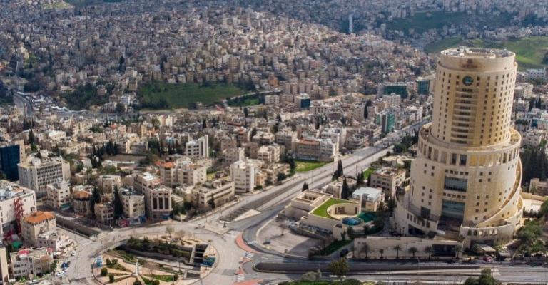 ضبط 653 شخصا و231 مركبة لمخالفة أوامر الحظر صورة للدوار الثالث بعمَّان خلال حظر التجوال (فيسبوك)