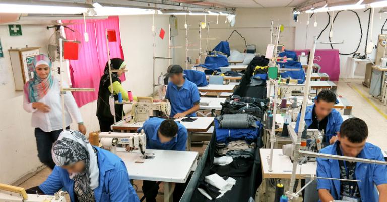 الكورونا يصيب حقوق عمالٍ سوريين عمال سوريون في معمل ألبسة في الأردن 28 تموز 2016 (الانترنت)