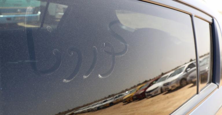 ضبط 354 مركبة ونحو 800 شخص خرقوا أوامر حظر التجول في يوم مركبة مضبوطة بسبب خرق مالكها حظر التجوال (محمد حامد/رويترز)