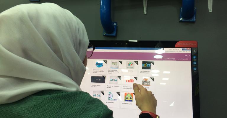 طالبة سورية في أحد مراكز الخدمة المجتمعية التابعة للمفوضية- عمان نت