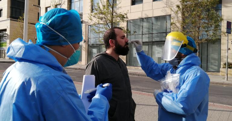 فريق تقصي وبائي يأخذ عينات عشوائية في منطقة العبدلي بعمّان 14/4/2020 (أغيد أبو زايد-عمان نت)