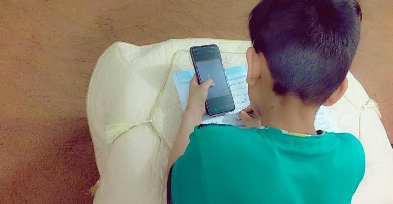 نساء في مخيم الزعتري يبذلن جهدا أكبر للتكيف مع ظروف أزمة كورونا طفل في مخيم الزعتري يتابع دروسه عن بعد. (آلاء القاسم 4/5/2020)