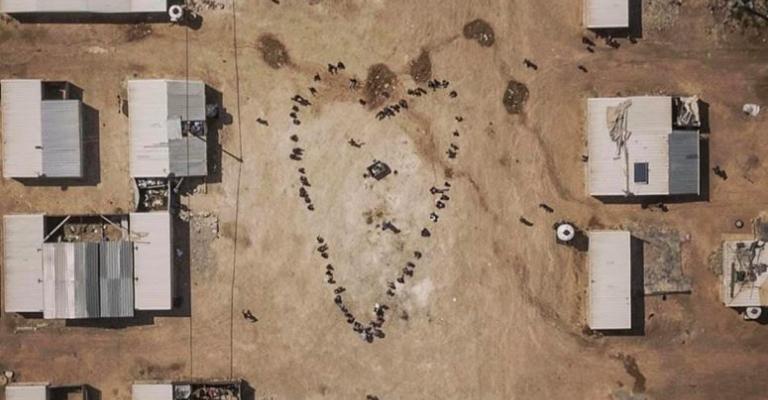 الدعم النفسي والاجتماعي يكسر الحواجز بين اللاجئين السوريين والمجتمع المستضيف صورة جوية لمخيم الزعتري للاجئين السوريين