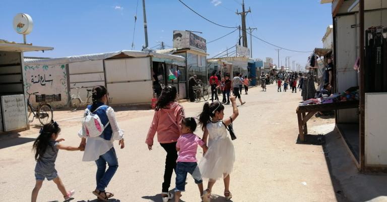 كيف كانت طقوس العيد في مخيم الزعتري في ظل فيروس كورونا؟ شارع الشانزيليزيه في مخيم الزعتري في ثاني أيام عيد الفطر (عمان نت)