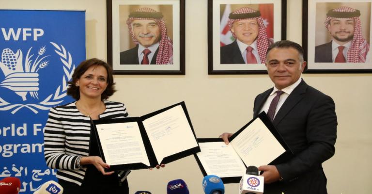 وزير التخطيط والتعاون الدولي وسام الربضي مع المديرة القطرية والممثلة المقيمة لبرنامج الأغذية العالمي سارة جوردون جيبسون خلال توقيعه الاتفاقية نيابية عن الحكومة الأردنية.