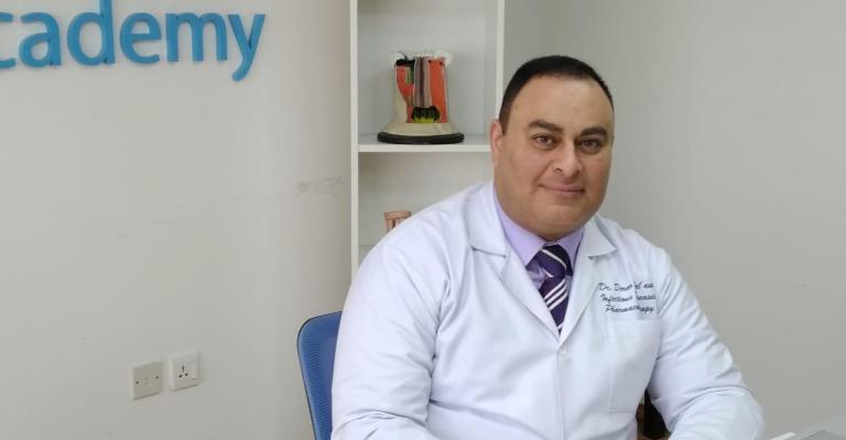 أستاذ ومستشار العلاج الدوائي السريري للأمراض المعدية الدكتور ضرار البلعاوي