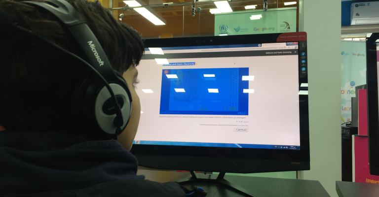 طالب سوري يتابع تعليمه عبر منصة كوليبري الإلكترونية ( أغيد أبو زايد- عمان نت 8/4/2019)