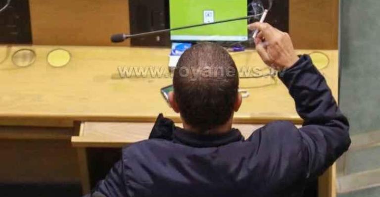 صورة لمراسل رؤيا للنائب عبيدات وهو يدخن