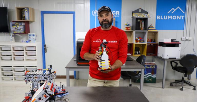 كيف ساهم لاجئون في مخيم الزعتري بمكافحة فيروس كورونا؟ المدرب مروان الزعبي من مركز إبداع في مخيم الزعتري