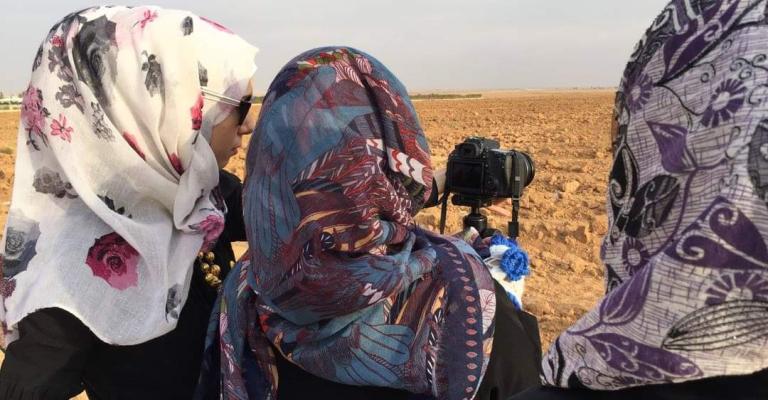 خالدية علي وإلى يمينها زميلاتها، خلال تصوير الفيلم الثاني 