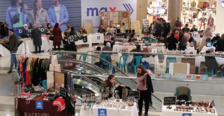 بعد توقف بازارات المفوضية، هل لجأ أصحاب المهن المنزلية من اللاجئين إلى التسويق إلكترونيا؟ بازار نظمته المفوضية السامية في كانون الأول/ديسمبر 2019 (أغيد أبو زايد-عمان نت)