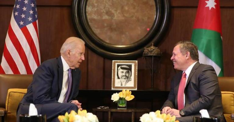 الملك عبد الله الثاني مستقبلاً جو بايدن عام 2016