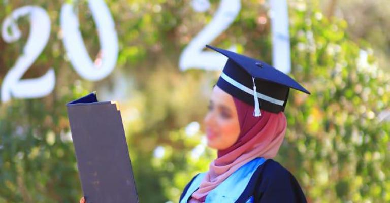 لاجئة سورية تتفوق في تخصصها الجامعي متحدية كل الظروف الطالبة السورية ضياء الجاسم حصلت على معدل 85 % في تخصص الفيزياء