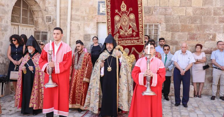البطريرك الارمني في الوسط بالثوب الاسود