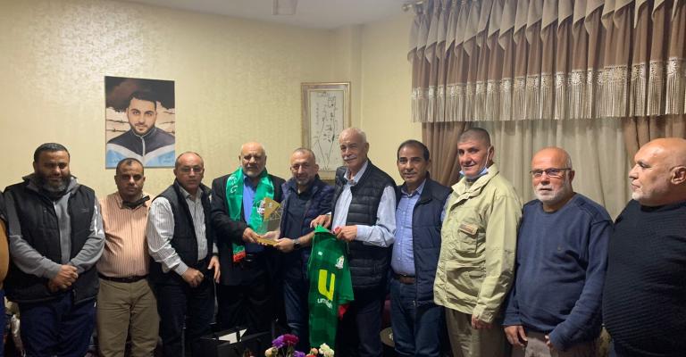 بشار الحوامدة الرئيس السابق لنادي الوحدات يزور والد الاسير ابو خضير برفقة وفد من اعضاء ادارة سابقين.