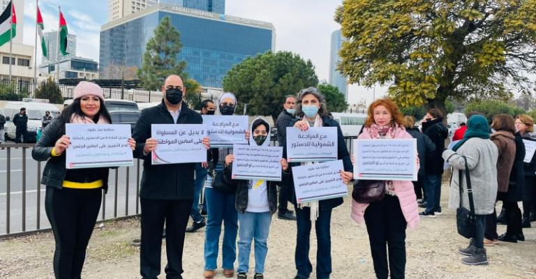 Feminists are protesting in front of the House of Representatives to support the amendment of Article VI of the Constitution